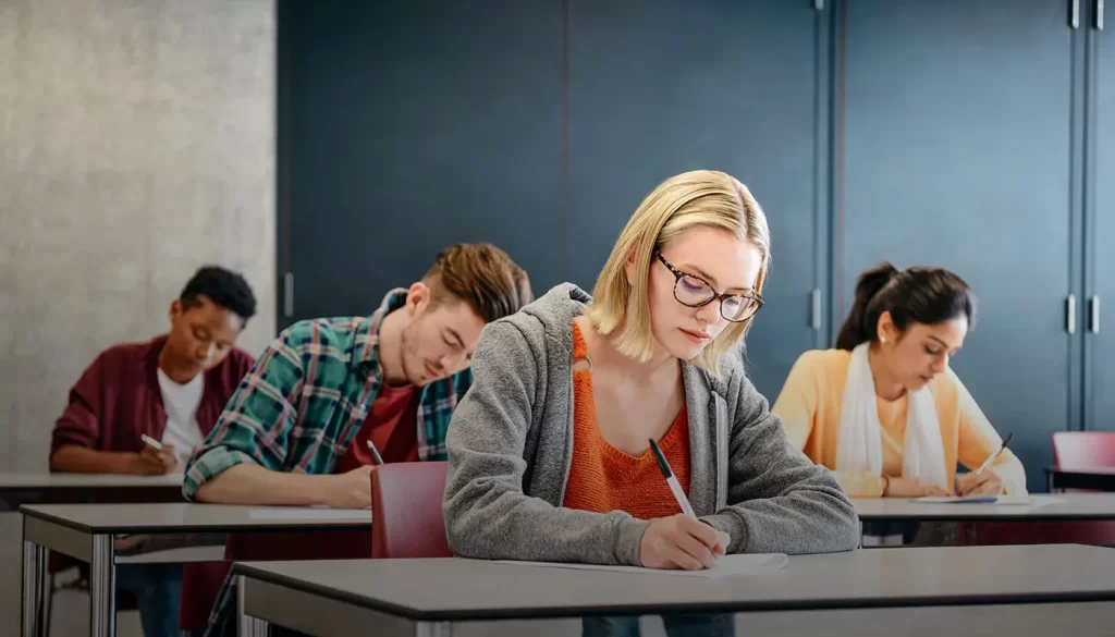 estudiantes-en-clase-de-ingles-en-canada